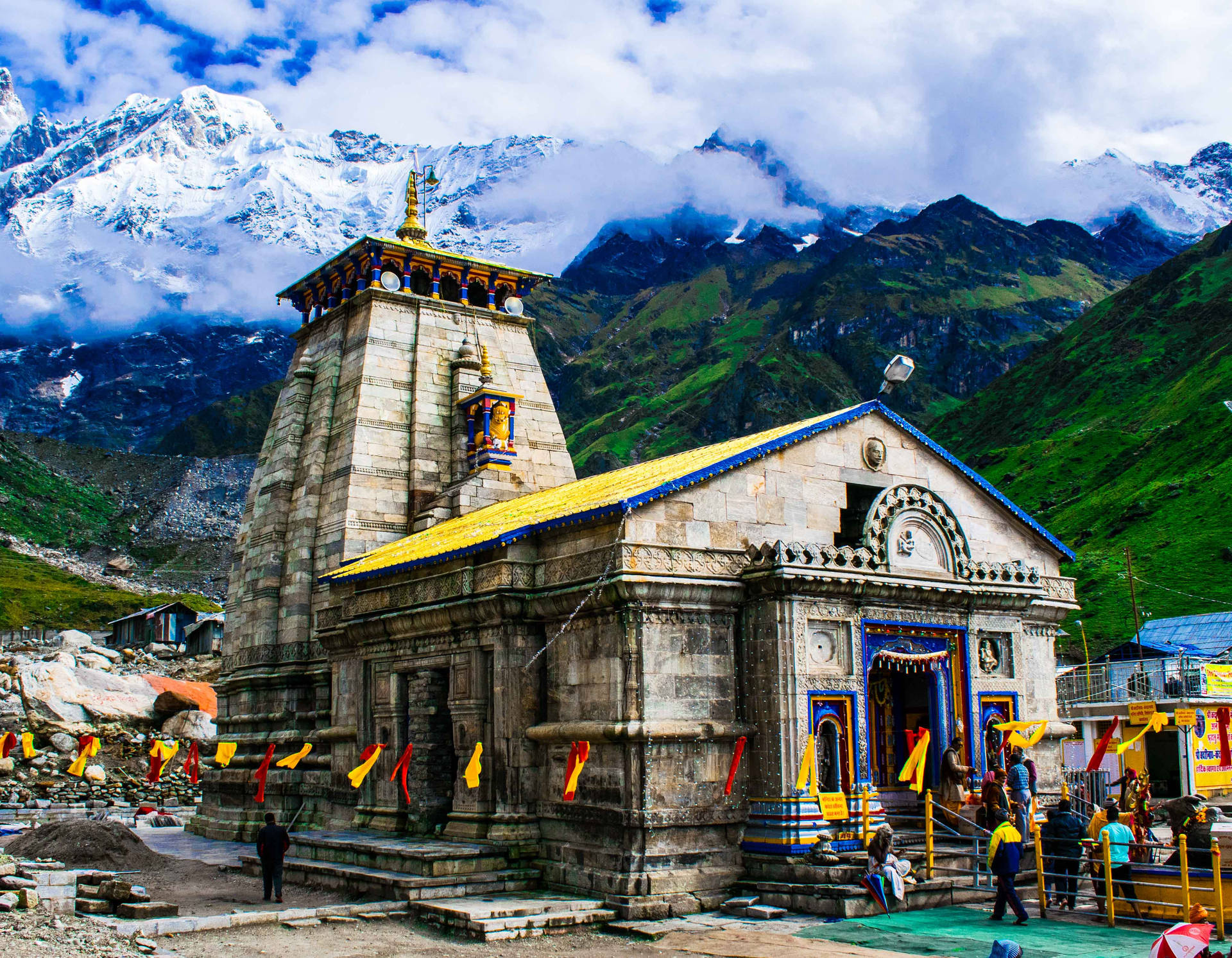 Kedarnath temple with snow-clad Himalayan peaks in the background
